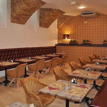 Váralja Apartmanhotel 4*