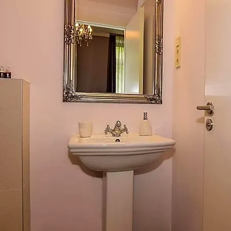 Varalja Aparthotel 4*